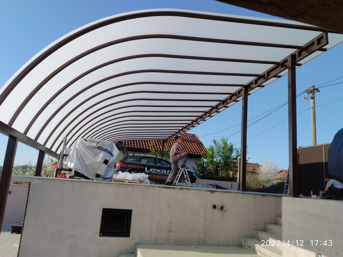 nadstresnica-leksan-obrenovac.jpg Nadstrešnica od leksan ploča u Obrenovcu